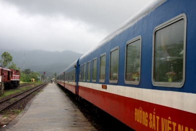 Đường sắt tê liệt trong mưa lũ